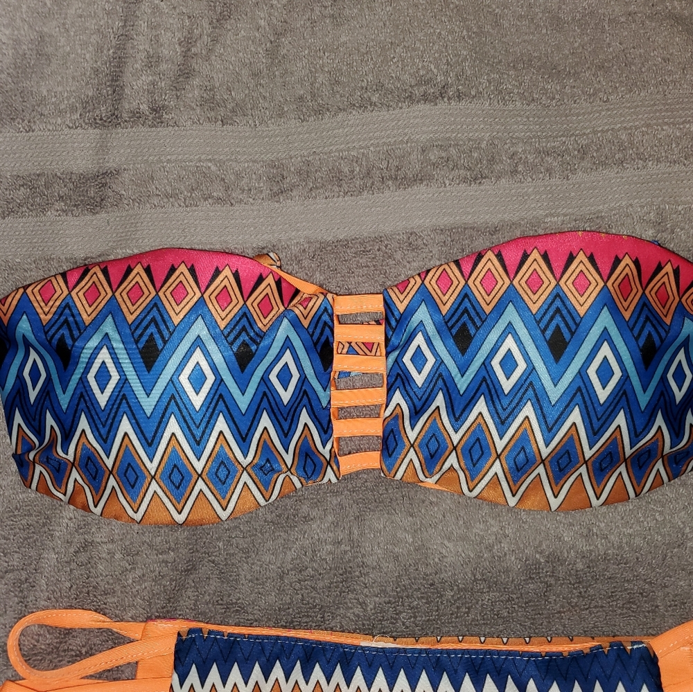 Bikini - Picture 2 of 3
